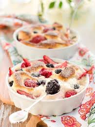 Clafoutis Aux Fruits Rouges Un Melange De Fraises Mures Myrtilles Et Framboises Tout L Ete Est Dans Ce Dessert Recette Clafoutis Aux Fruits Clafoutis Aux Fraises Recette Avec Des Fraises