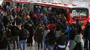 A bus rapid transit (brt) system that seeks to address the physical, communication and attitudinal barriers towards people with disabilities, women and other vulnerable groups. Transmilenio Aglomeraciones En Durante El Lunes De Cuarentena Bogota Eltiempo Com