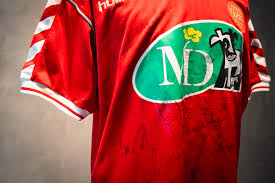 Til sommer skal det danske landshold i aktion til em, og nu har dbu. Danmark Landsholdstroje Signeret Af Holdet Til Em Kval 1998 Dear Football