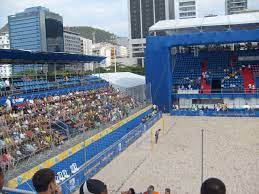Futebol de campo o futebol é um esporte de equipe jogado entre dois times de 11 jogadores cada um e um árbitro que se ocupa da correta aplicação das normas. Futebol De Areia Wikipedia A Enciclopedia Livre