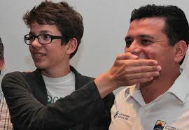 Joven ambientalista se toma foto tapándole la boca al alcalde de Cozumel