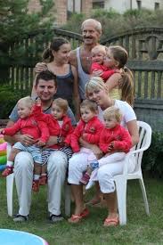 To cztery dziewczynki i chłopiec: Piecioraczki Buduja Dom Za Tydzien Wielki Koncert Charytatywny Zdjecia Echo Dnia Swietokrzyskie