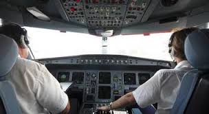 La cloche, o barra di comando, comanda gli alettoni con gli spostamenti laterali e l'equilibratore con gli spostamenti in avanti e indietro. Il Caffe Si Rovescia Sul Pannello Di Controllo Aereo Costretto All Atterraggio Di Emergenza Il Mattino It