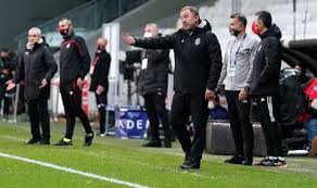 Futbol hayatı beşiktaş'ın alt yapısına katılmasıyla başladı. Sergen Yalcin Besiktas Su Anda Olmasi Gereken Yerde