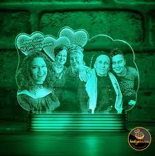 Kişiye özel led lambalar ile hem görseli seçebilecek hem de dilerseniz isimlerinizi ya da yazdırmak istediğiniz bir notu lamba aracılığı ile iletebileceksiniz. Kisiye Ozel Fotografli Aile Hediyesi Led Lamba