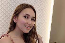 Tante bohay goyang pake baju transparan. Pakai Baju Transparan Hingga Dalaman Terlihat Tampilan Terbaru Ayu Ting Ting Sukses Tuai Pujian Netizen Semua Halaman Stylo