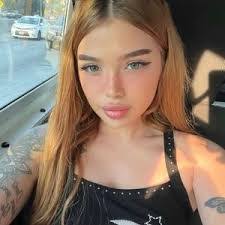 Lola Wolfe's Instagram, Twitter & Facebook