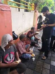 آپارات در موبایل (windows, android, ios). Food Distribution Outside Veer Savarkar Garden Borivali Hard Workers Couple Photos Food