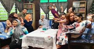 Cinta pandang pertamanya menjadikan dia seorang perindu yang setia. Tonton 5 Deleted Scene Drama 7 Hari Mencintaiku 2 Yang Takkan Dipaparkan Di Kaca Tv Hot Fm