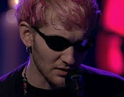 Layne Staley's shades during AiC's MTV Unplugged Show. Can anyone ID them?  Heard he wore mainly Raybans but I don't know which model exactly for this  one. : r/sunglasses
