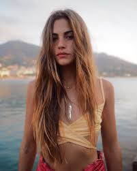 Voir plus d'idées sur le thème clara berry clara berry, léopard rouge le long de la seine, en robe ou en pantalon de cuir, en boots ou en baskets, bijou doré dans la ville, elle fait vibrer les. Clara Berry On Instagram A L Ammoniaque High Neck Bikinis Hairspo Hair