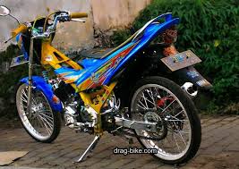 Untuk sassis tersebut perlu dimodifikasi dulu, untuk bagian depan downtube dipotong, lalu diganti degan rancangan tulang baru dari pipa besi bulat, sedangkan dudukan mesin atas. 50 Foto Gambar Modifikasi Satria Fu Thailook Terbaik Terkeren Air Brush Kontes Drag Bike Com Gambar Sepeda Motor Air
