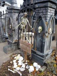 Get in the spooky spirit with simple ideas for your entry, mantel and table. Diy Outdoor Halloween Design And Decor Ideas On A Budget 63 Outdoor Halloween Halloween Diy Outdoor Halloween Outdoor Decorations
