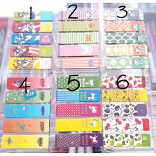 Buat sendiri bisa kok, nih aku kasih cara membuat pembatas buku(page corner) unik, lucu, dan gampaaaang (^o^) peralatan yang dibutuhkan : Pembatas Buku Lucu