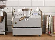Una máquina para espresso de nivel profesional, pero diseñada para el hogar. 29 La Marzocco Home Ideas La Marzocco Espresso Machines Coffee Machine