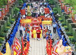 Theo sự tích đền hùng phú thọ, đây là nơi người con trưởng của lạc long quân và âu cơ lên làm vua lấy hiệu hùng. Tim Hiá»ƒu Vá» Lá»… Há»™i Ä'á»n Hung NÄƒm 2020 á»Ÿ Phu Thá» Vntrip Vn