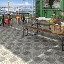 Un Carrelage De Terrasse Facon Carreaux De Ciment Saint Maclou Carrelage Terrasse Carrelage Terrasse Exterieur Paves Exterieur