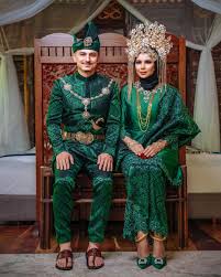 Kami menjual kain songket set dan baju pengantin secara online shj.no walk in serious buyer. Che Ta Melaram Baju Pengantin Songket Hijau Raikan Ulang Tahun Perkahwinan Ke 7 Mingguan Wanita