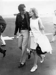 Akkor nyújtja be a számlát a férjes asszonnyal folytatott viszonyért, midőn a kis hadnagy már teljes szívvel mást szeret. Romy Schneider And Alain Delon Aeroport De Nice Tournage La Piscine Delon Portrait Noir Et Blanc Alain Delon