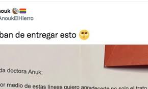 Una doctora enseña lo que le ha escrito un paciente y se lleva más de 1.000  me gusta en horas