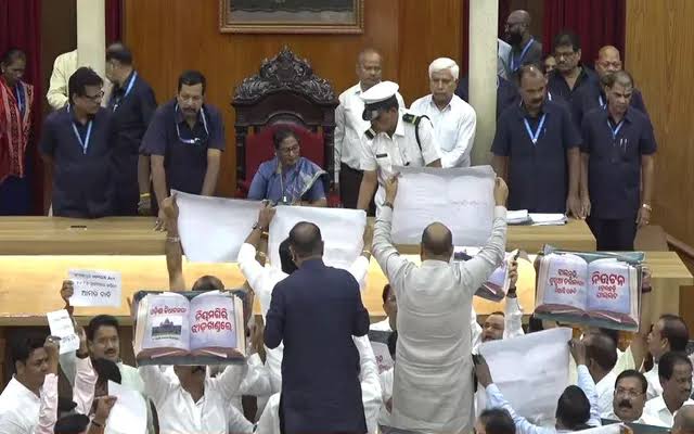 ବିଧାନସଭା ଗୃହରେ ବିରୋଧୀଙ୍କ ପ୍ରତିବାଦ, AI generated
