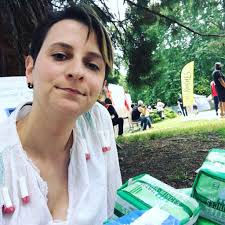 Precariedade menstrual: quase 2 milhões de francesas não têm dinheiro para  absorventes