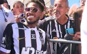 Fred desembarca em BH e é recebido com festa pela torcida do Atlético