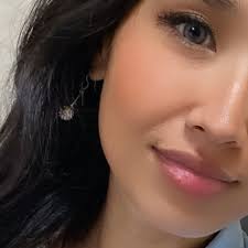 sabrina carpenter says she sometimes wears a brunette wig in public and  will use the alias mrs doubtfire in an attempt to disguise herself