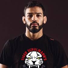 Julio Arce headshot