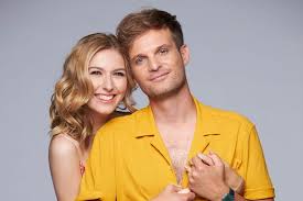 Puskas Peti Es Dallos Bogi Otthona Olyan Mint Ok Fiatalos Bohem De Rendezett In 2020 Couple Photos Celebs Couples