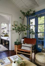 Inside A Netflix Star S La Bungalow Budget Rental Secrets Included Remodelista Bungalow Living Rooms Small Room Design Home Decor