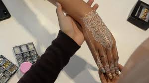 Henna tangan tentu kamu tidak asing lagi dengan seni mehndi atau mehendi yaitu seni yang menggunakan henna atau inai atau daun pacar. Tips Memilih Motif Henna Sesuai Bentuk Tangan Jari Jari Tangan Pendek Lebih Pas Dengan Motif Ini Surya