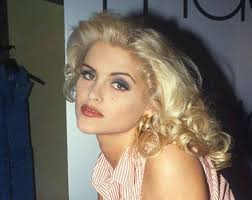 Монро... ____ Изначально не было ни великолепной фигуры, ни врожденной  грации, ни тем более душевной энергии. Свою женственность и великолепие она  создала сама. Самоотверженность, с которой она "лепила" свой образ,  поразительна... Впрочем,