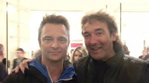 D'un naturel plutôt discret, il est surtout connu pour sa relation amoureuse avec laura smet, la fille de johnny hallyday. Arno Santamaria En Premiere Partie Du Concert De David Hallyday Le 27 Juillet