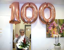 Examples of sorpresa de cumpleaños in a sentence. Fiesta Sorpresa Para Celebrar El 100 Cumpleanos De Nuestra Residente Amparo Susanna Can Granada Can Granada