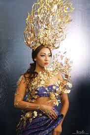 La noche de este viernes 17 de abril, fue coronada the next miss universe malaysia o miss malaysia universe, al final de la velada la reina saliente, sabrina bennett corono a la nueva reina. Vanessa Kumares Asian Sirens