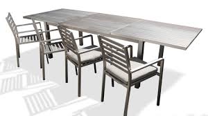 La structure toute en aluminium de la table lui confère une ligne très moderne et une résistence à toutes les ardeurs de l'été. Table De Jardin Aluminium A Rallonge