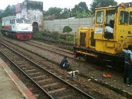 Tidak seperti bus atau kendaraan umum berupa mobil, kereta memiliki jalur rel tersendiri yang melintas sendiri. Pt Kereta Api Indonesia Persero Photos Facebook
