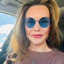 His wife/ daughter storyline ruins this show.