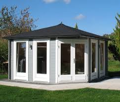 Schlicht Elegant Und Dennoch Aussergewohnlich Dieses Hellgrau Weisse 5 Eck Gartenhaus Uberzeugt Durch Lichtturchflute Pool Houses Home And Garden Outdoor Decor