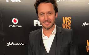 Hace algunos meses benjamín vicuña anunció que se iba con toda su familia a españa para ser parte de un nuevo proyecto de netflix, aunque nunca confirmó en la imagen se puede ver al actor junto a una de las protagonistas de la serie, najwa nimri, quien interpreta a zulema. Video Benjamin Vicuna Compartio Un Adelanto Especial De Su Participacion En Vis A Vis