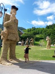 Hay Sculptures This Year Will Be The 1st Hay Sculpture Contest At Valloire Galibier France Ski Resort Http Www Valloire Straw Art Sculptures Farm Art