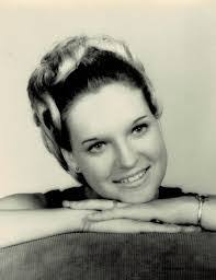 Kim Burroughs's Instagram, Twitter & Facebook