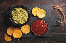 Si quieres enterarte de cuales son las marcas de papas fritas comerciales con más grasas saturadas y con más sodio, nosotros te decimos cuáles son según un estudio publicado por la revista del consumidor en febrero del 2021. Papas Fritas Mexicanas Con Salsa Casera De Guacamole Fresco Y Foto De Stock Crushpixel