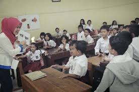 Sebagai seorang teladan, guru seharusnya memberikan contoh yang baik kepada muridnya untuk ditiru. Cara Menggambar Ibu Guru Sedang Mengajar