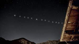 These 60 satellites initially fly in a chain formation, but over time they spread out and move. Wie Man Die Starlink Satelliten Von Spacex Am Himmel Erkennt Star Walk