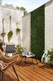 Apportez Du Vegetal A Une Cours Avec Des Lames De Terrasse En Bois Et Au Finit Naturel On Orne Les Murs D En 2020 Deco Balcon Deco Terrasse Exterieure Decor De Balcon