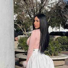 Ennid Wong bella en red blanca y listones, moda que enamora