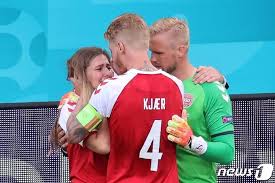 전반 42분 에릭센은 경기장 왼쪽 라인 부근으로 스로인을 받으려고 뛰어가다가 갑자기 쓰러졌다. Tvbspjo6cjyr M