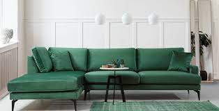 Bu dekorda kullanılan armut yeşili koltuk, renkli perdeler ve kırlentleri nazikçe sadeleştirmiş. Yesil Koltuklara Uygun Duvar Rengi Nedir Dekorstilleri Com